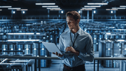 IT expert in IT environment/server room